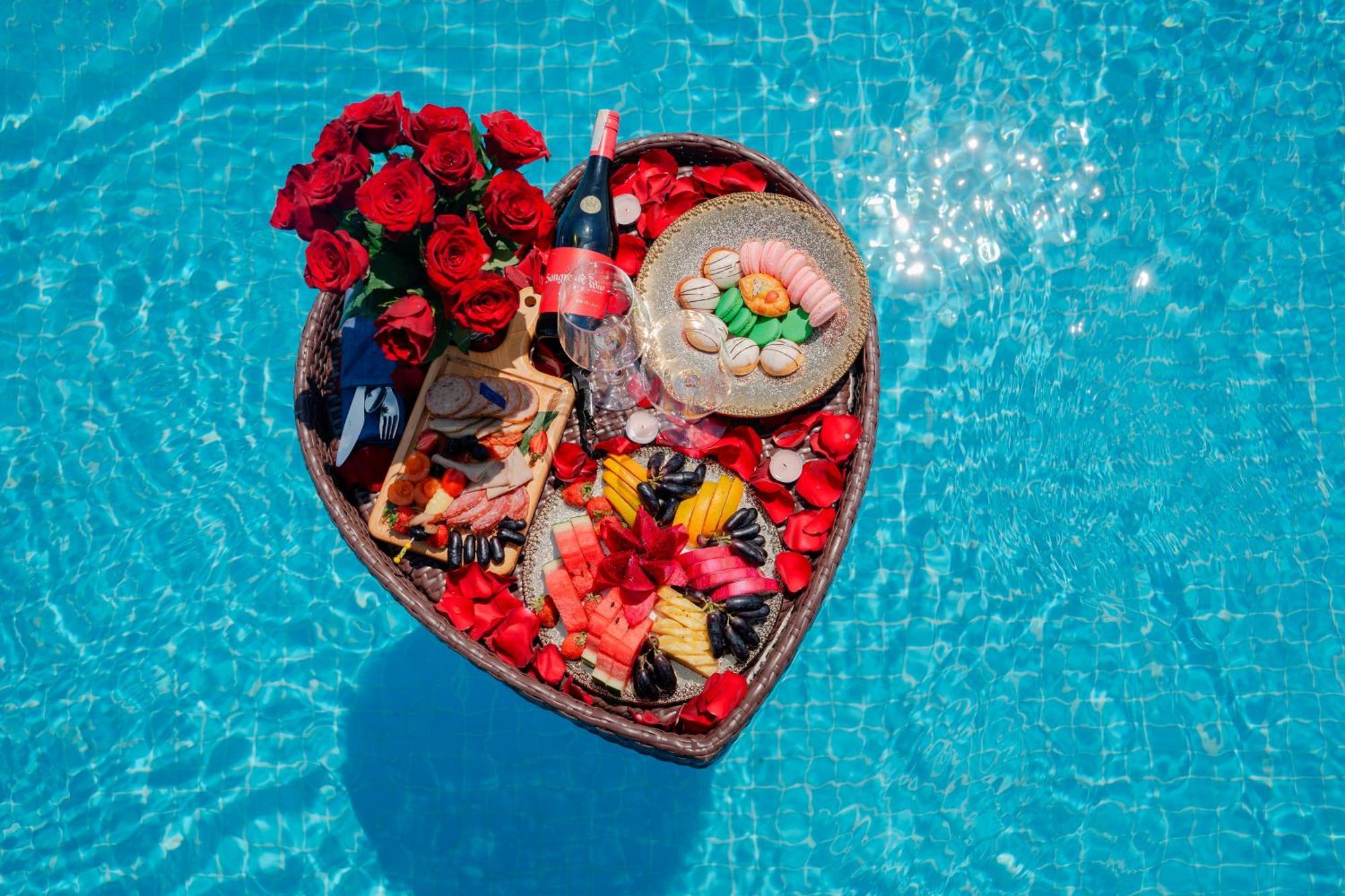 The Oriental Jade Hotel Hanói Exterior foto A floating breakfast at a resort in Bali, Indonesia