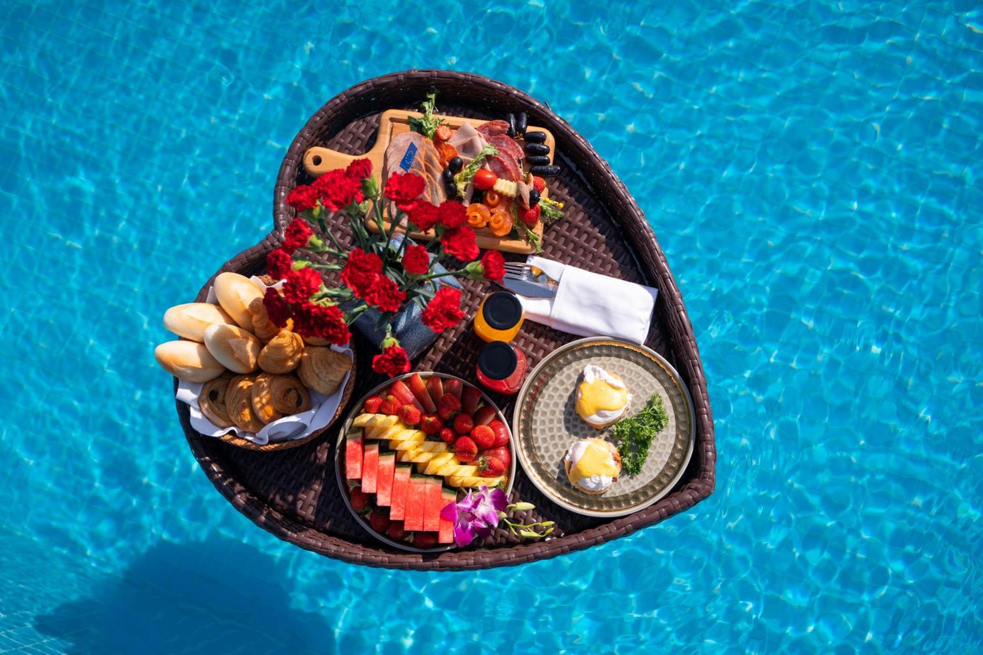 The Oriental Jade Hotel Hanói Exterior foto A floating breakfast at a resort in Bali, Indonesia