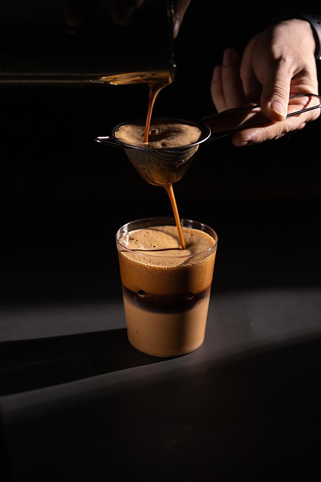 The Oriental Jade Hotel Hanói Exterior foto A coffee being poured into a glass